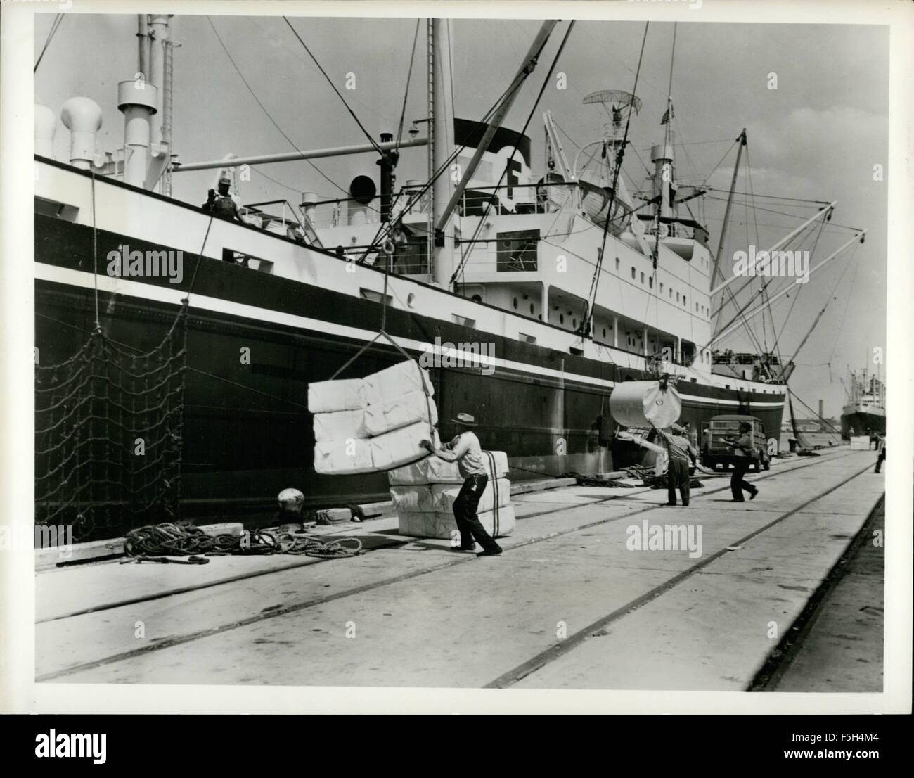 1953 - Wood Pulp, Unloaded From Ss finntrader In Front Of Cargo ...