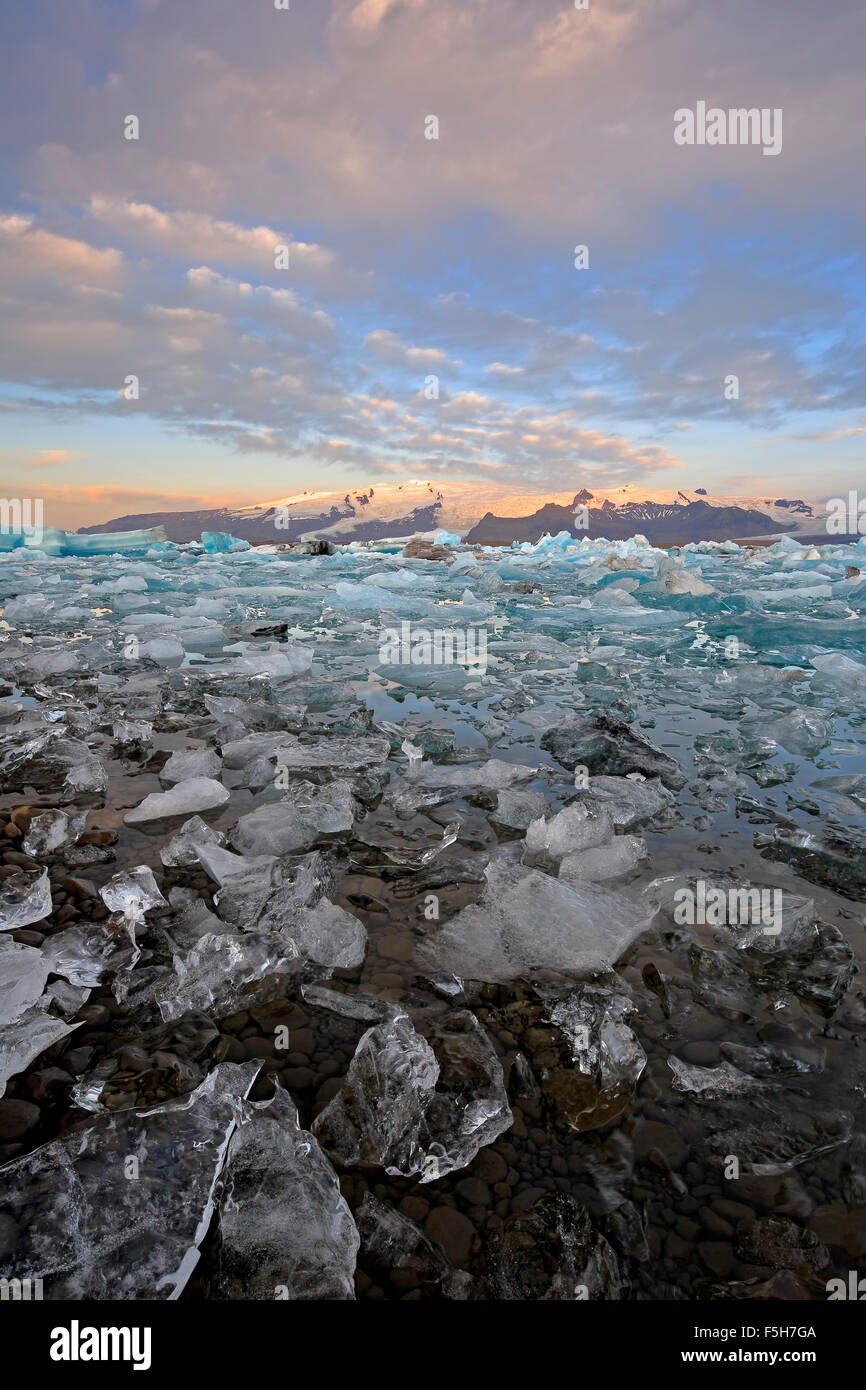Ice, icebergs and snow-covered mountains, Jokulsarlon Glacier Lagoon, Vatnajokull Glacier, Vatnajokull National Park, Iceland Stock Photo