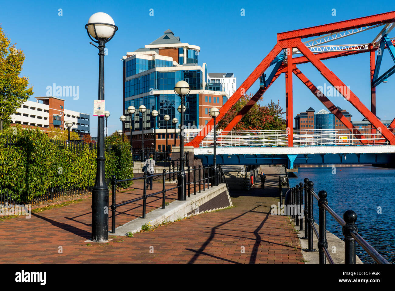 The Victoria Building office block, street lamps and the Detroit Bridge ...