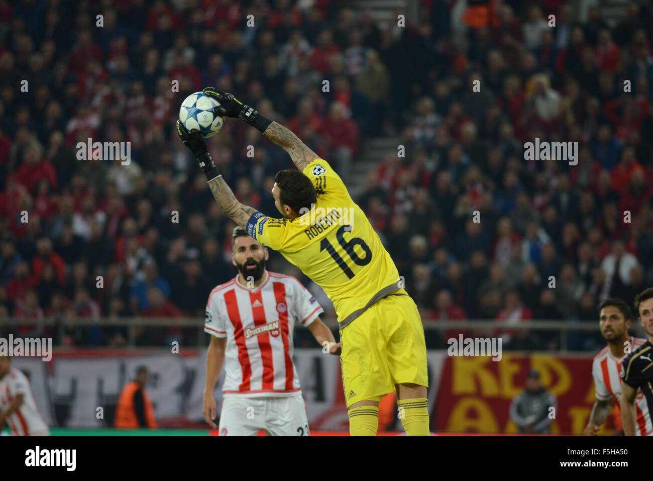 Piraeus, Greece. 05th Nov, 2015. Goalkeeper Roberto of Olympiacos is catching the ball after an attempt of the players of Dynamo Zagreb. © Dimitrios Karvountzis/Pacific Press/Alamy Live News Stock Photo
