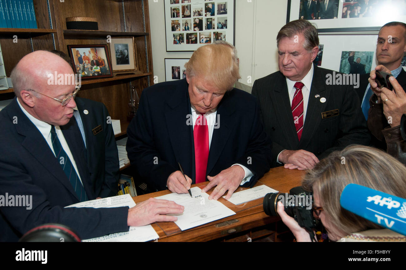 Donald trump signature hi-res stock photography and images - Alamy