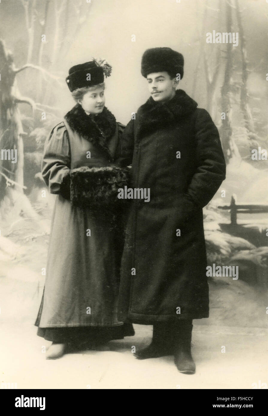 1930s couple hat hi-res stock photography and images - Alamy