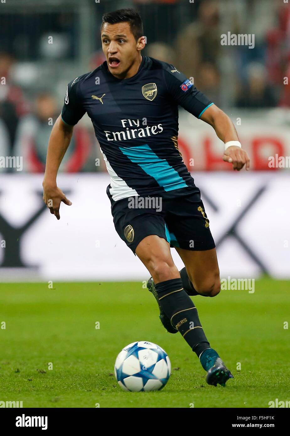Munich, Germany. 4th November, 2015. Arsenal's Alexis Sanchez during the UEFA Champions League Group F match between Bayern Munchen  and Arsenal at the Allianz Arena in Munich. November 4, 2015.  Credit:  James Boardman/Alamy Live News Stock Photo