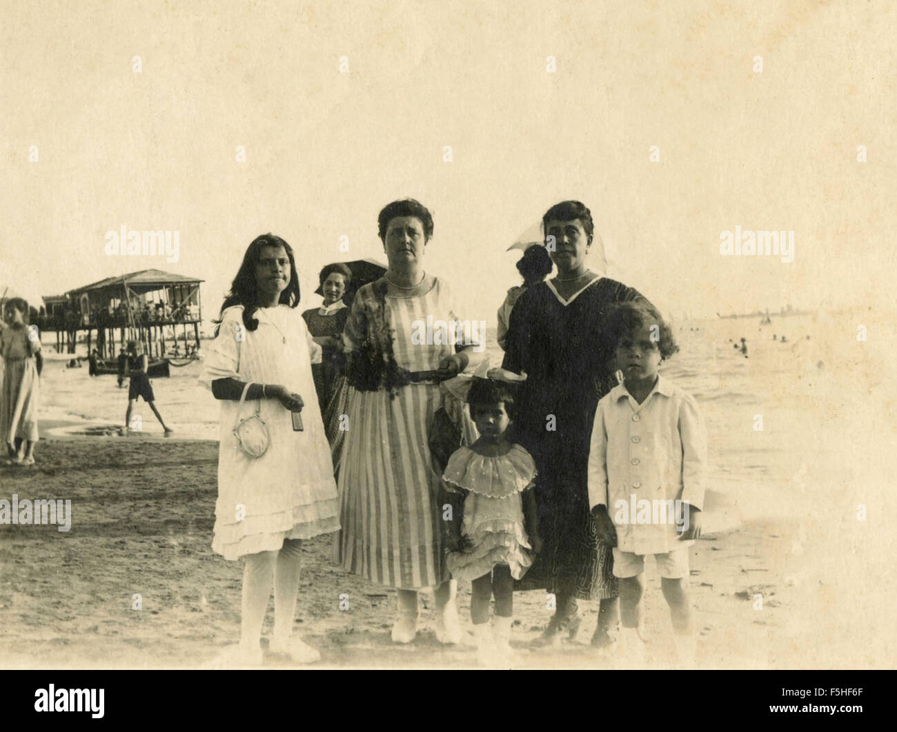 1920s family beach hi-res stock photography and images - Alamy