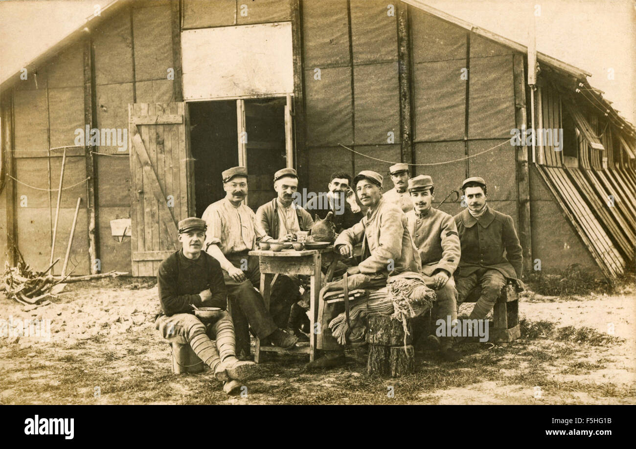 Group of soldiers hi-res stock photography and images - Alamy
