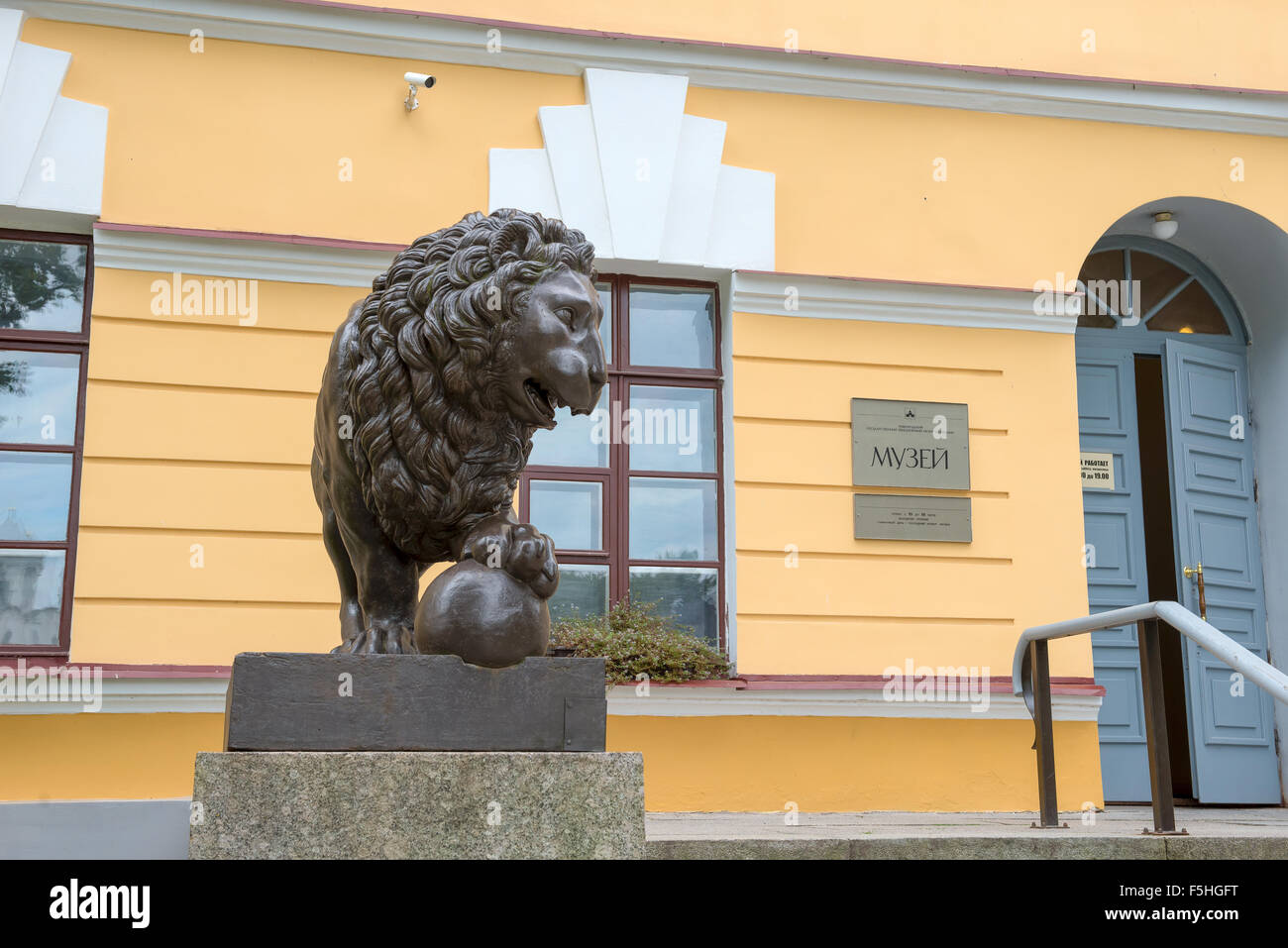 Bronze lion sculpture hi-res stock photography and images - Alamy