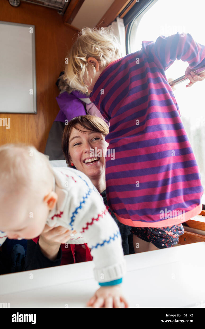 Petite fille, 3 ans, avec des jouets Photo Stock - Alamy