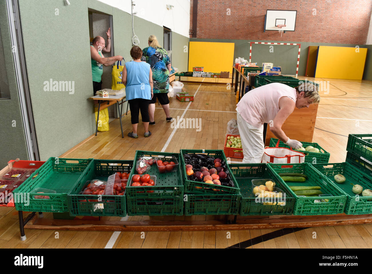 Tutow, Germany, employees of Demminer panel distribute food to the needy Stock Photo