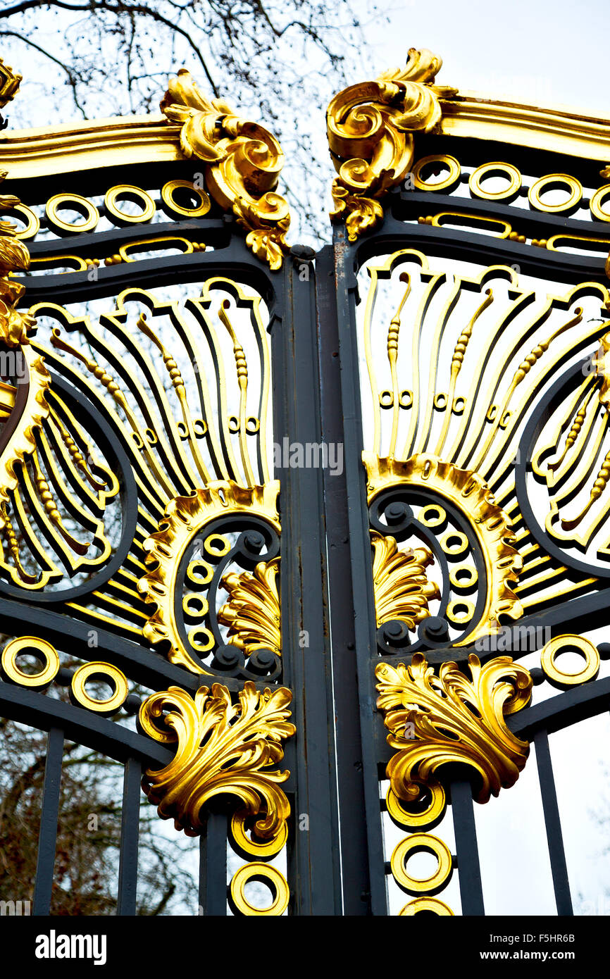 in london england the old metal gate royal palace Stock Photo - Alamy
