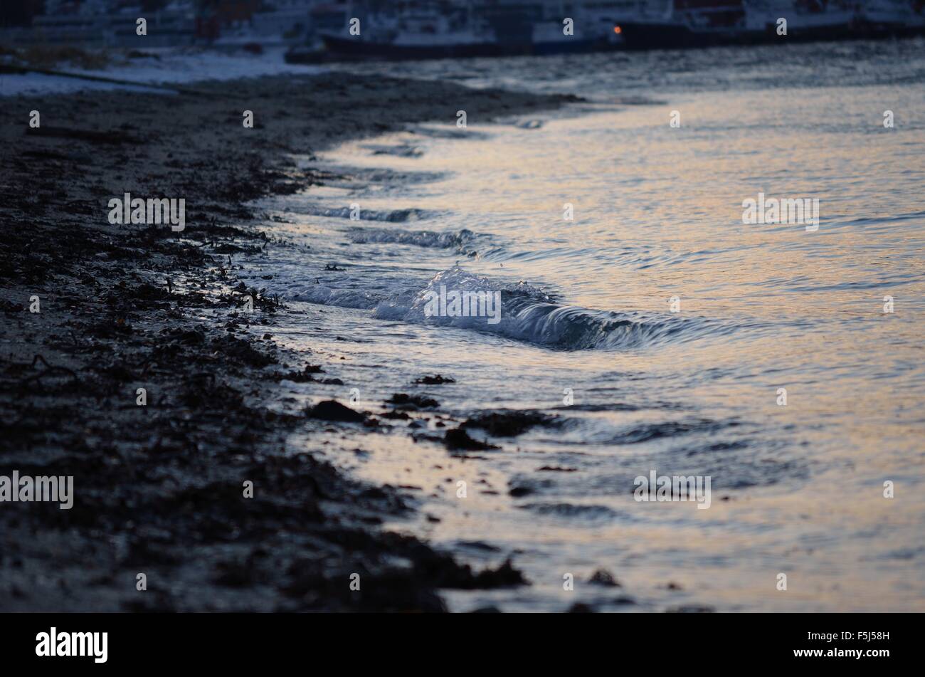 Wave hitting shore sandy hi-res stock photography and images - Alamy