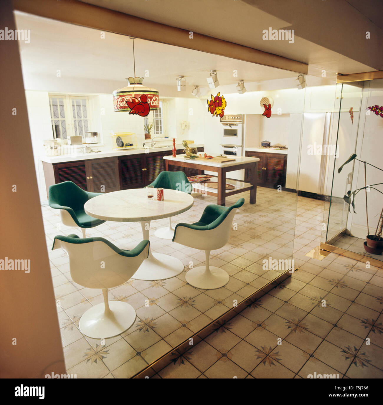 Eero Saarinen Tulip table and chairs in seventies kitchen with glass wall divider Stock Photo