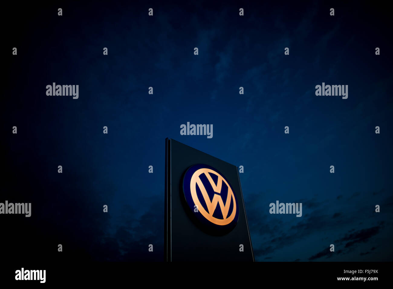 Hanover, Germany. 5th Nov, 2015. An illuminated VW logo at a Volkswagen