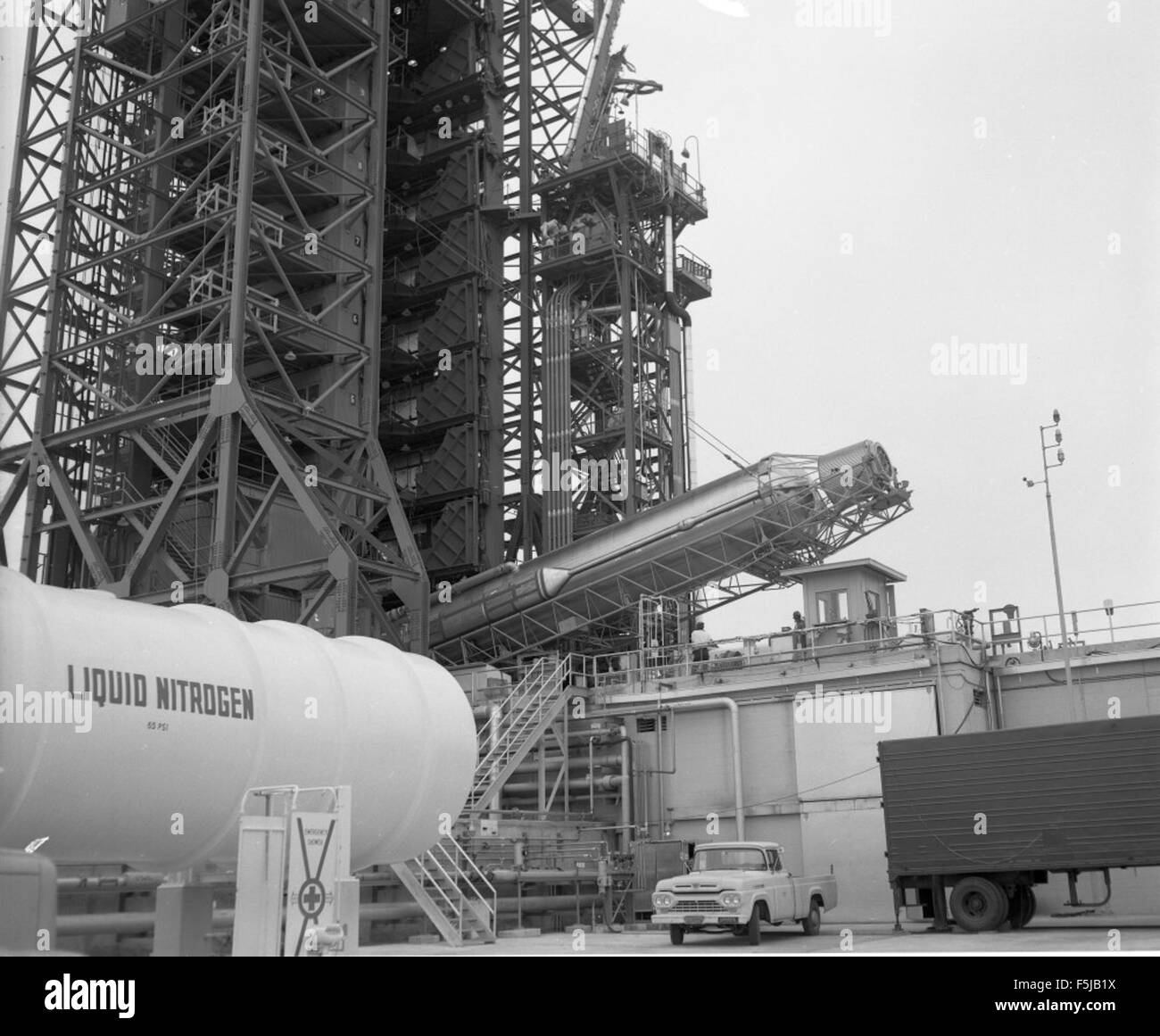 Atlas 135d Details Erection Of Atlas 135d Pad 36a Stock Photo Alamy