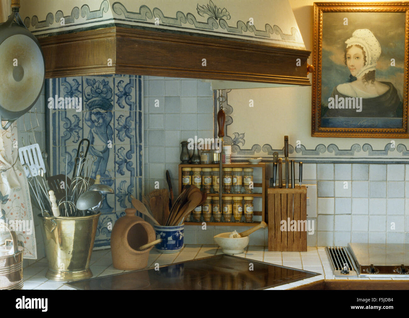 Blue+white tiling above hob in corner of a sixties kitchen Stock Photo