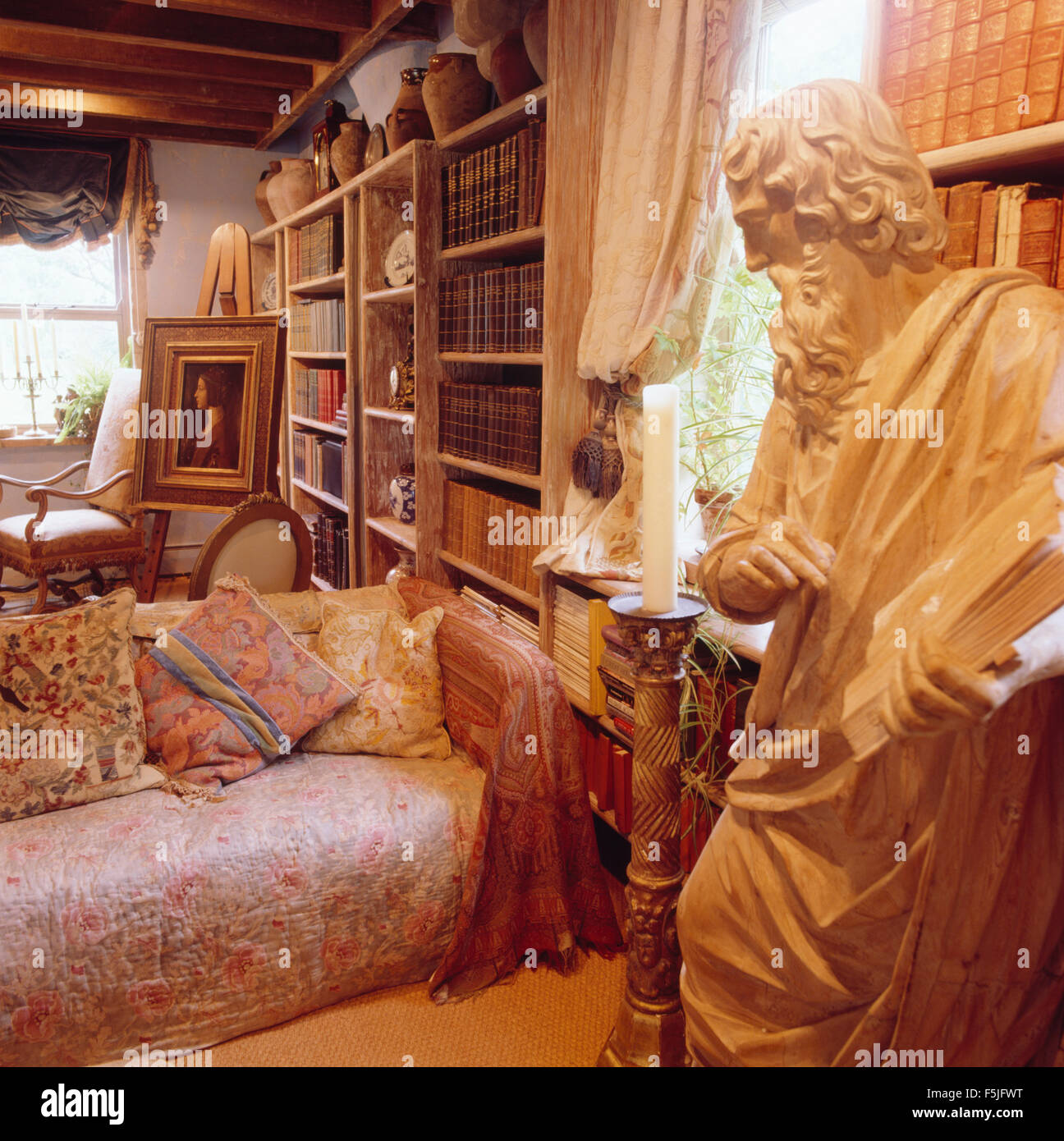 Living Room Statue High Resolution Stock Photography and Images Alamy