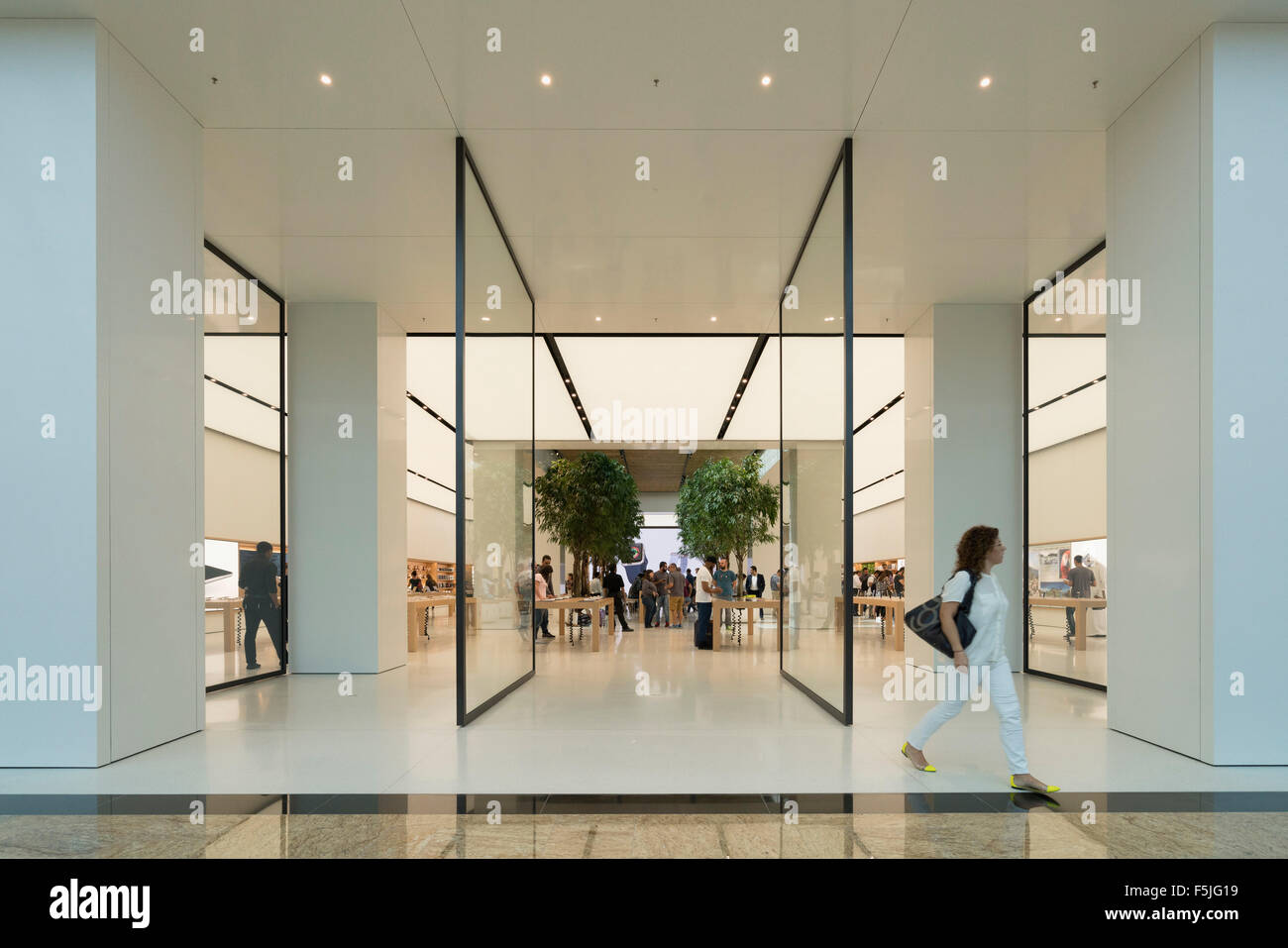 Apple Store, Jacksonville, FL, Outdoor lifestyle center.