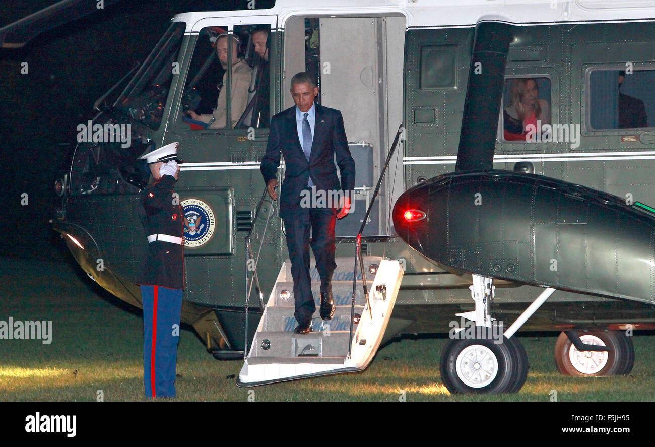 United States President Barack Obama returns to the White House in Washington, DC after a trip to New Jersey and New York on Monday, November 2, 2015. Credit: Dennis Brack/Pool via CNP - NO WIRE SERVICE - Stock Photo