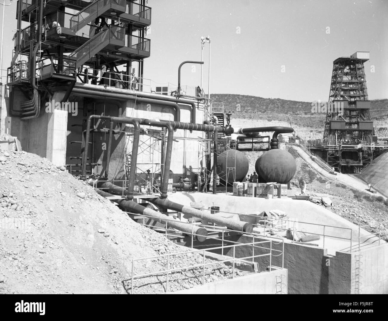 Sycamore Canyon  Construction Progress; Site S-4; Piping into Erectors Stock Photo