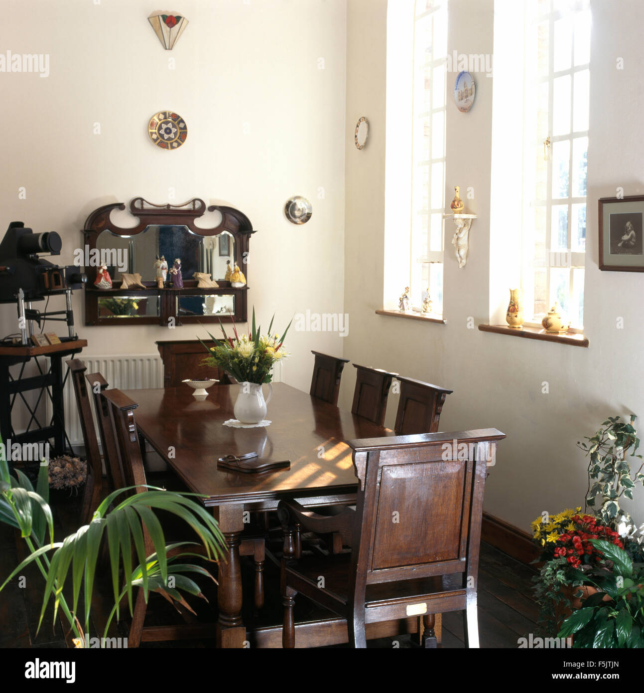 Dark wood table hi-res stock photography and images - Alamy