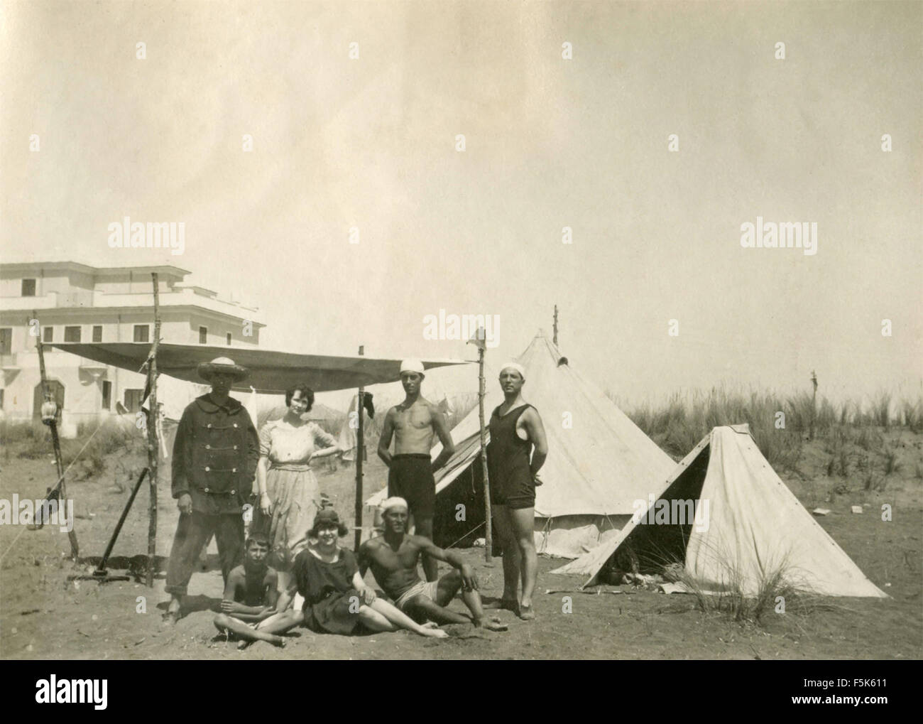 1920s family beach hi-res stock photography and images - Alamy