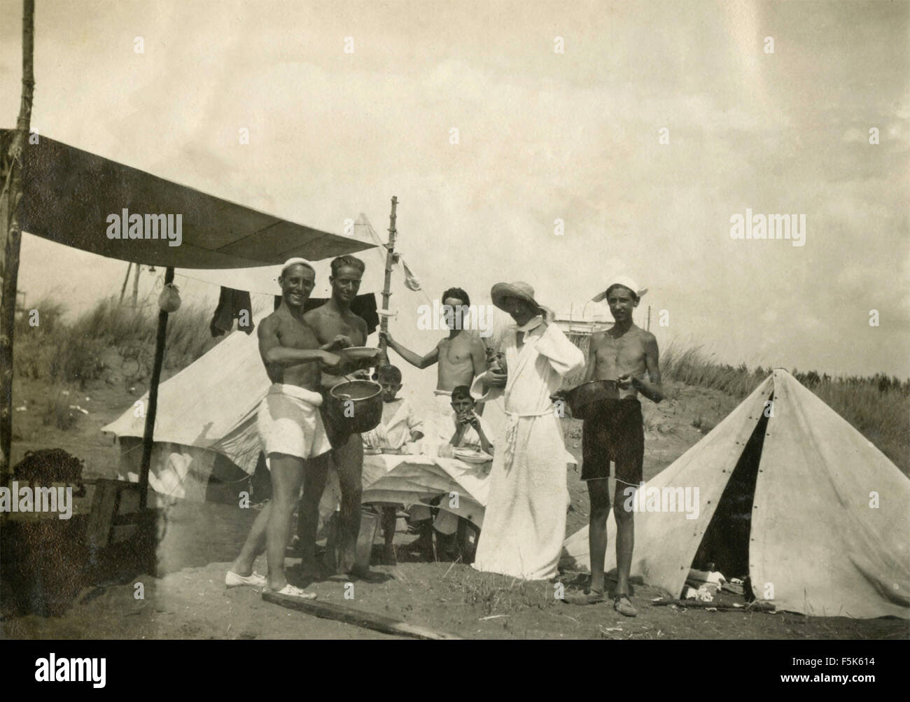 1920s family beach hi-res stock photography and images - Alamy