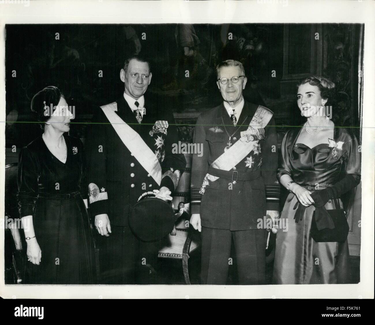 1952 - King and Queen of Denmark on official visit to Sweden.: King Frederick and Queen Ingrid of Denmark, yesterday arrived in Stockholm at the start of a three days official visit, as guests of the Swedish King and Queen. Outside Stockholm Central station, Queen Ingrid and Queen Louise were rocked in the seats of a stationary carriage when the lead horse reared up and thrashed windly around. Photo shows (L-R). Queen Louise of Sweden, King Frederick of Denmark, King Gustav Adolf and Queen Ingrid of Denmark seen together yesterday. © Keystone Pictures USA/ZUMAPRESS.com/Alamy Live News Stock Photo