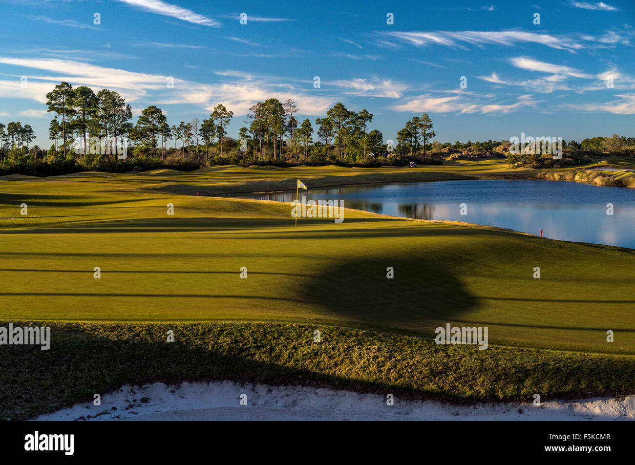 Orlando, United States. 20th Jan, 2022. Ex Atlanta Braves Pitcher Greg  Maddux hits out of the sand bunker on the eighth fairway during the first  round of the LPGA 2022 Hilton Grand