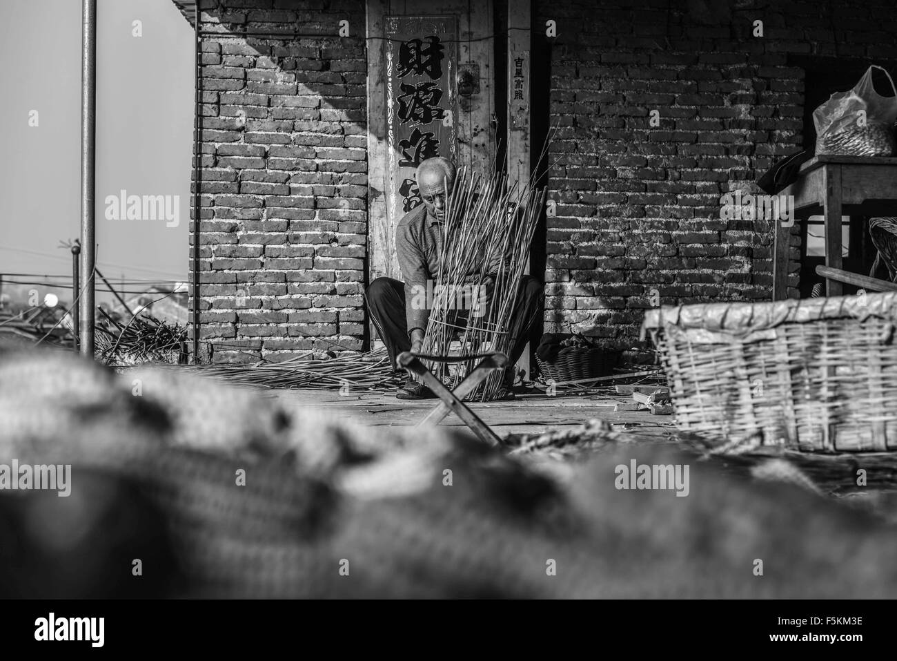 Jimo, Shandong, CHN. 3rd Nov, 2015. CHINA - November 3 2015: (EDITORIAL USE ONLY. CHINA OUT) Cheng Xianmo, a craftsman who makes baskets. © SIPA Asia/ZUMA Wire/Alamy Live News Stock Photo