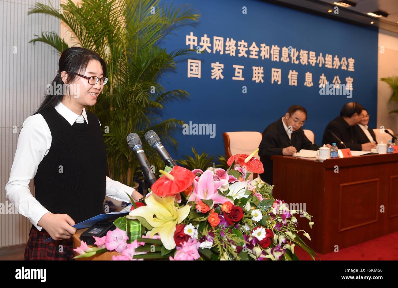 Beijing, China. 6th Nov, 2015. Wei Jing (L) from Chinese government portal, a representative of online media reporters, speaks after being issued with press card by the Cyberspace Administration of China (CAC) and the State Administration of Press, Publication, Radio, Film and Television (SAPPRFT) in Beijing, capital of China, Nov. 6, 2015. The two authorities granted press cards to the first group of 594 reporters from 14 'major central news portals' on Friday, giving interview and reporting rights to online media for the first time. © Chen Yehua/Xinhua/Alamy Live News Stock Photo