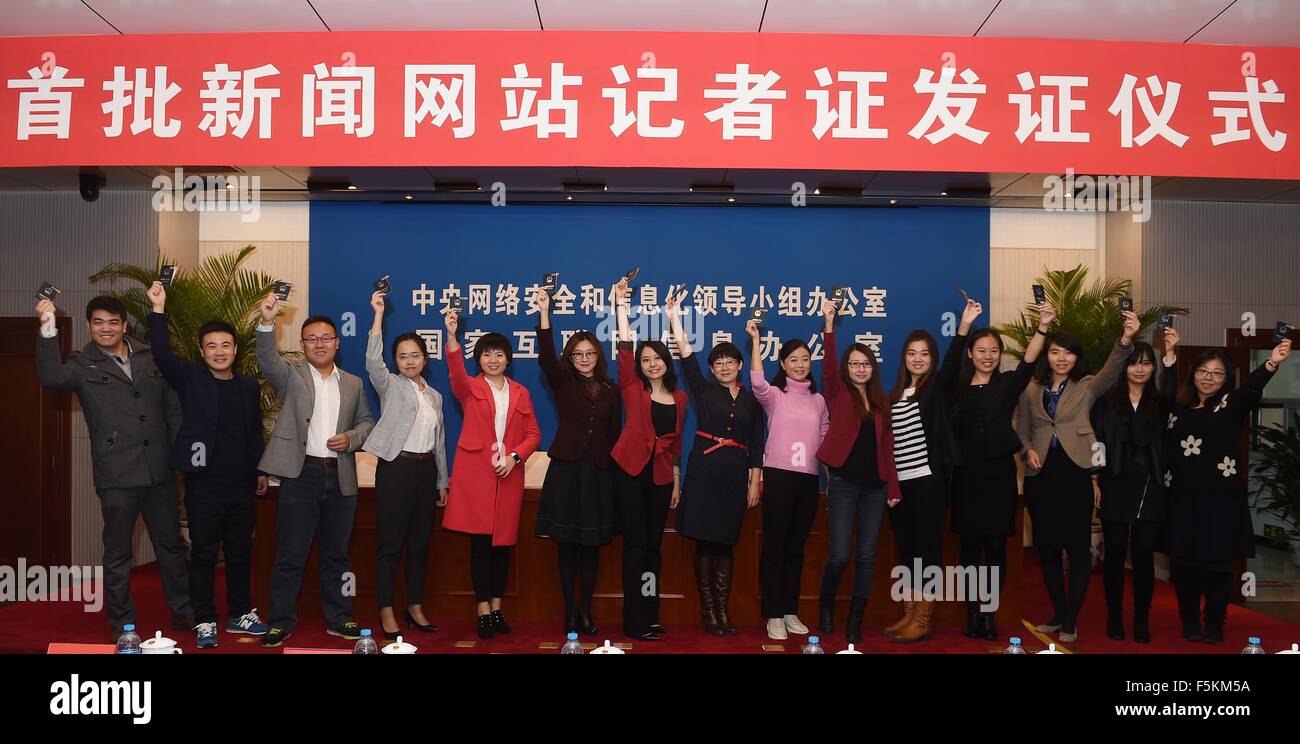 Beijing, China. 6th Nov, 2015. Representatives of online media reporters pose for group photos after being issued with press cards by the Cyberspace Administration of China (CAC) and the State Administration of Press, Publication, Radio, Film and Television (SAPPRFT) in Beijing, capital of China, Nov. 6, 2015. The two authorities granted press cards to the first group of 594 reporters from 14 'major central news portals' on Friday, giving interview and reporting rights to online media for the first time. © Chen Yehua/Xinhua/Alamy Live News Stock Photo