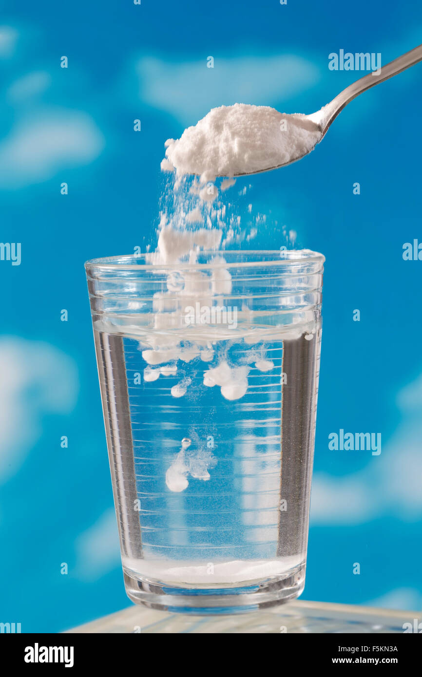 Сода вода и немного. Стакан воды. Вода с содой. Сода и стакан воды. Питье воды с содой.