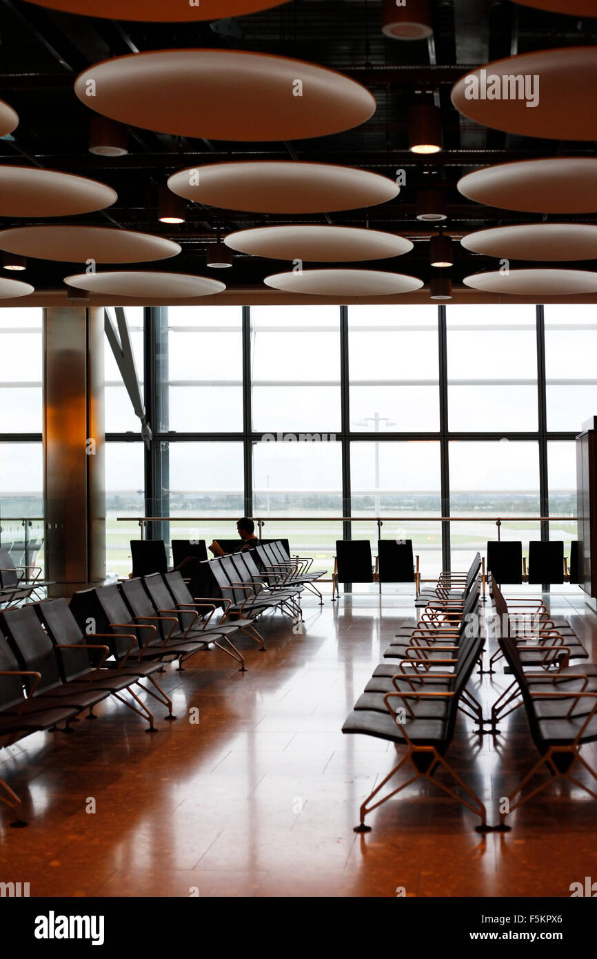 Airport waiting room hi-res stock photography and images - Alamy