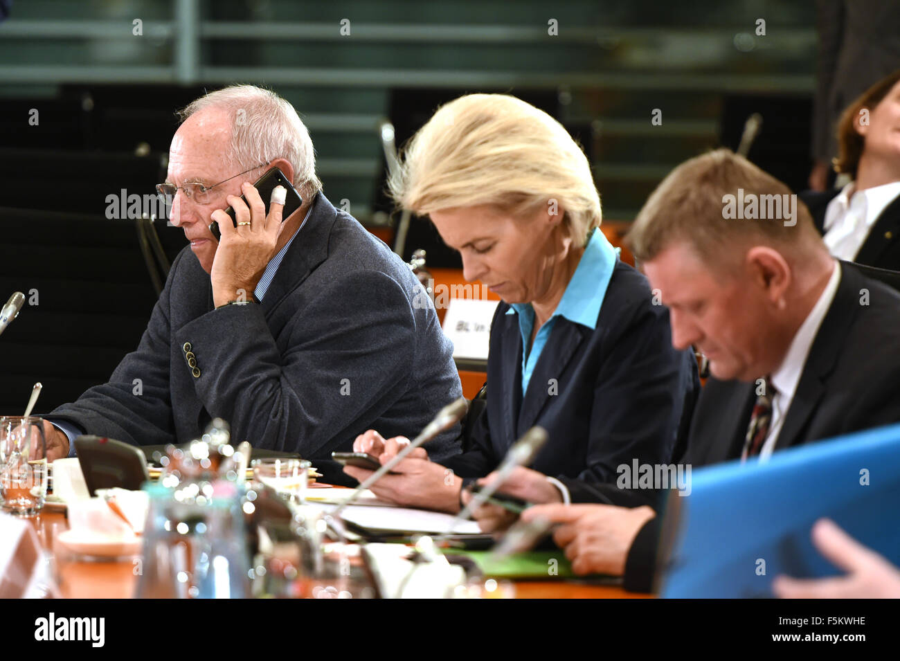 Berlin, Germany. 5th Nov, 2015. German Finance Minister Wolfgang Schaeuble (CDU, l-r), Defence Minister Ursula von der Leyen (CDU) and Minister of Health, Hermann Groehe (CDU) sit next to each other during a joint meeting between the heads of the German regional governments and the German federal government at the Chancellery in Berlin, Germany, 5 November 2015. The members of the German federal government and heads of the regional governments came together to discuss further prodedures in the current refugee crisis. Photo: Soeren Stache/dpa/Alamy Live News Stock Photo