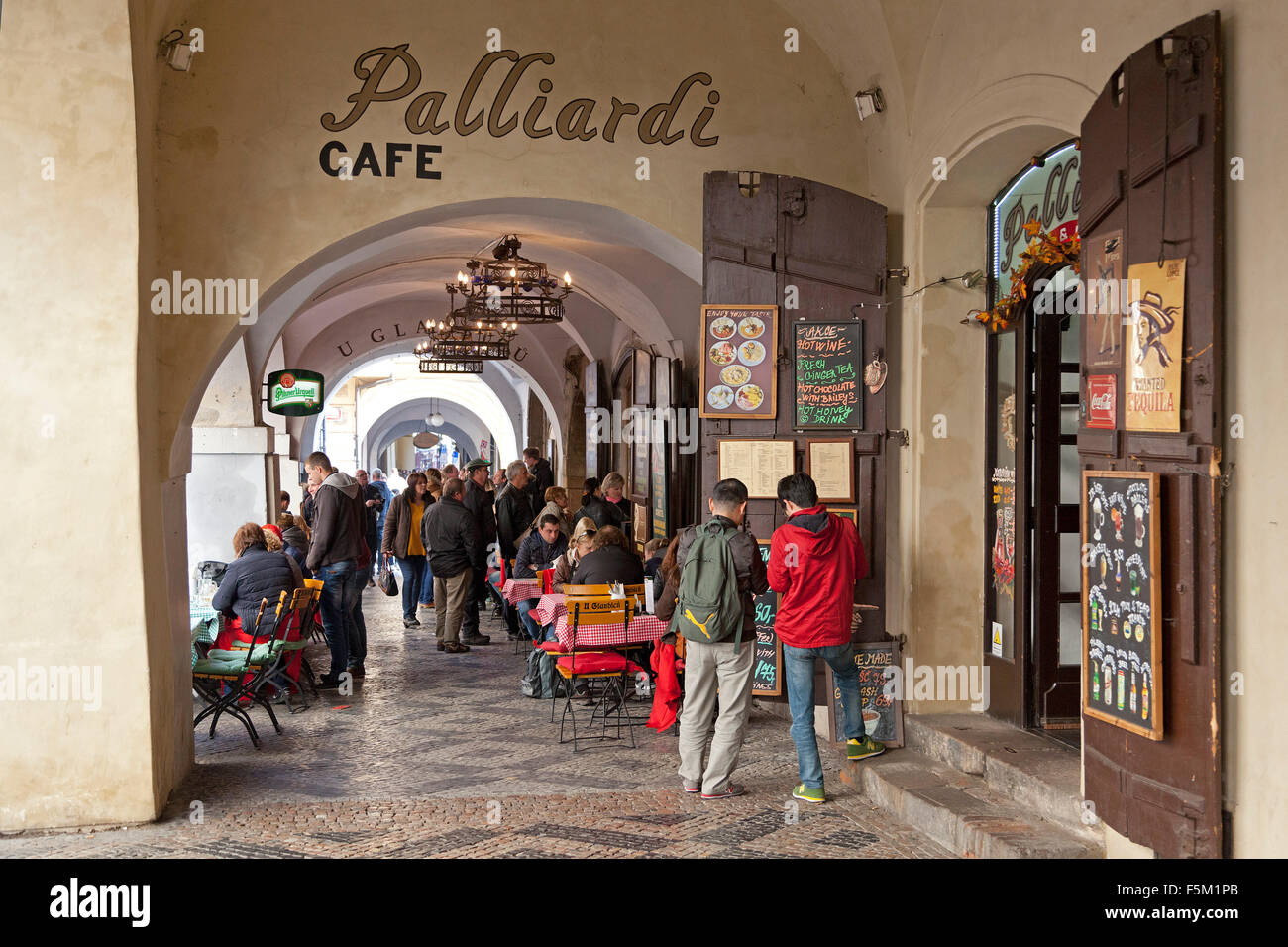 Pavement cafe prague hi res stock photography and images Alamy