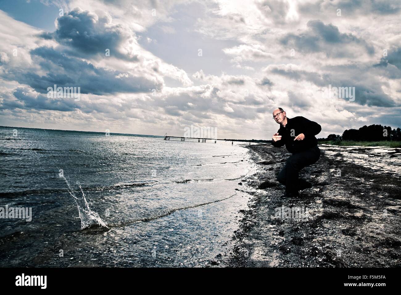 Бросил девушку в море. Бросил девушку в море. Камень брошенный в море. Маленькие девчонки на речке. Разлука с любимым человеком.