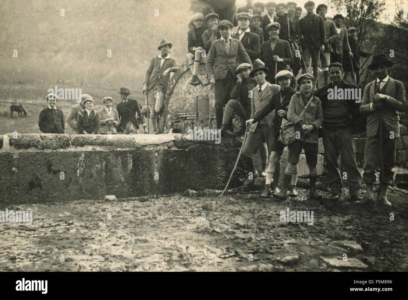 A group of kids at the Source of the Vivaro, Italy Stock Photo