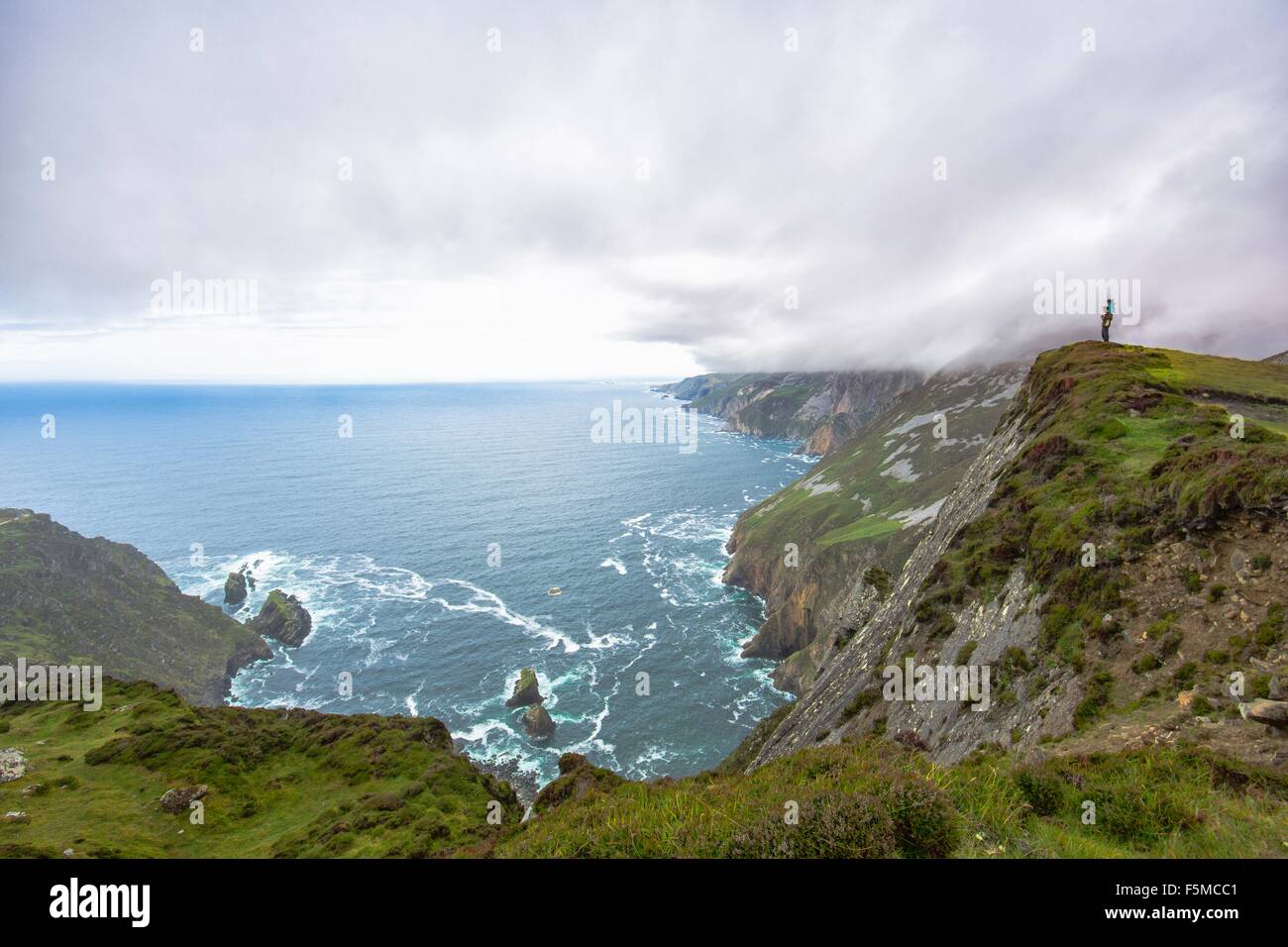 Girl sitting on cliff top hi-res stock photography and images - Alamy