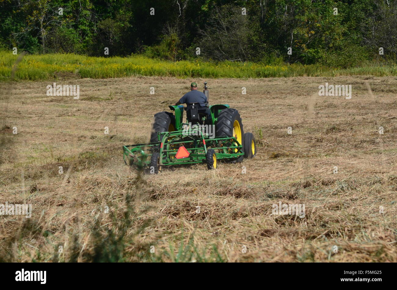 Tractors in a field hi-res stock photography and images - Alamy
