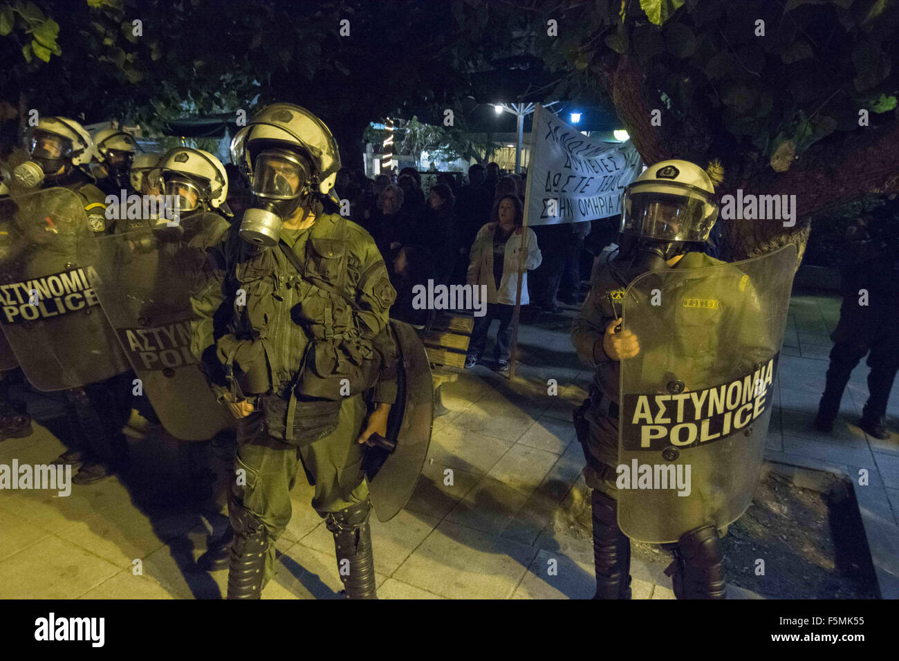 Athens, Greece. 6th Nov, 2015. Riot police stand between antifascists ...