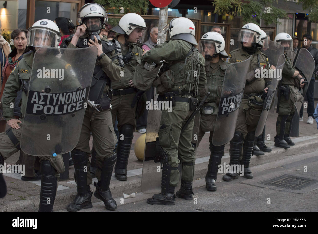 Athens, Greece. 6th Nov, 2015. Riot police stand between antifascists ...