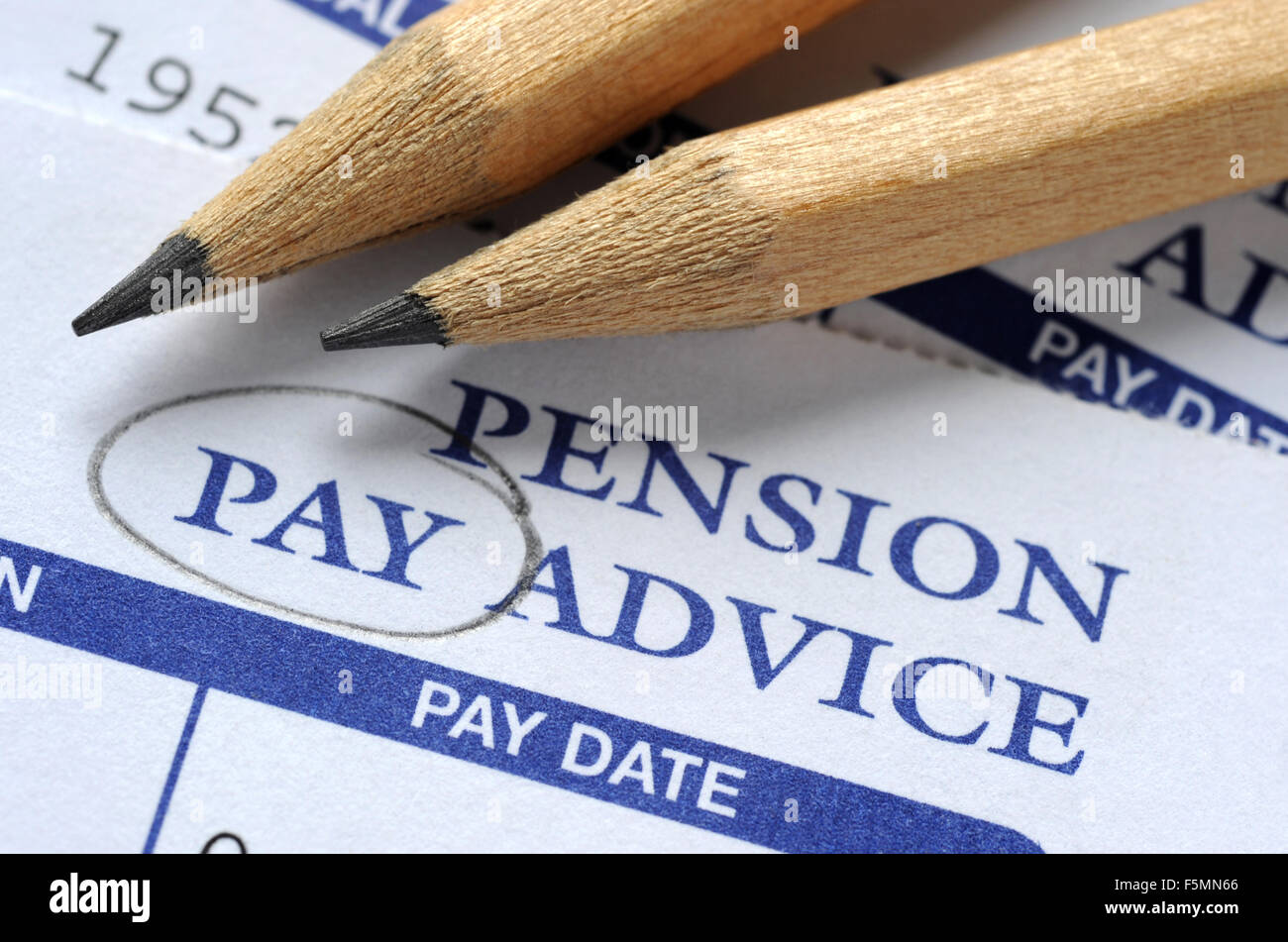 PENSION PAY ADVICE WITH PENCILS RE COMPANY PENSION SCHEME PRIVATE INCOMES RETIREMENT PENSIONERS OLD AGE SAVINGS PENSIONS MONEY Stock Photo