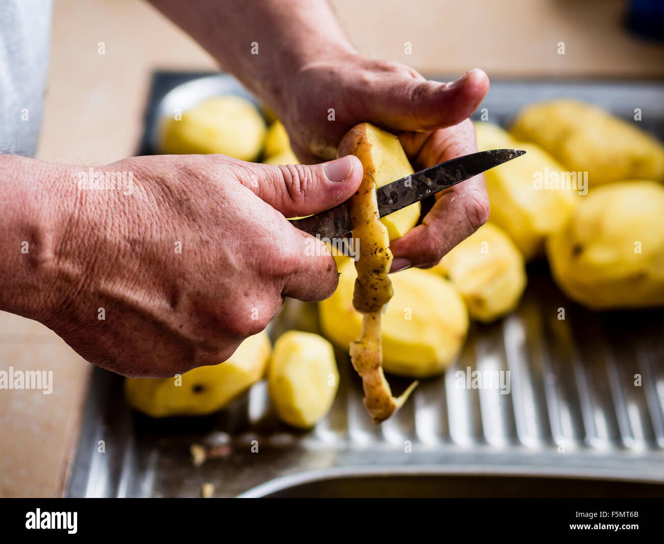 картофельная кожура. картошку овощечисткой. чищеная картошка с кожурой. чистить картошку. картофель сырой очищенный.