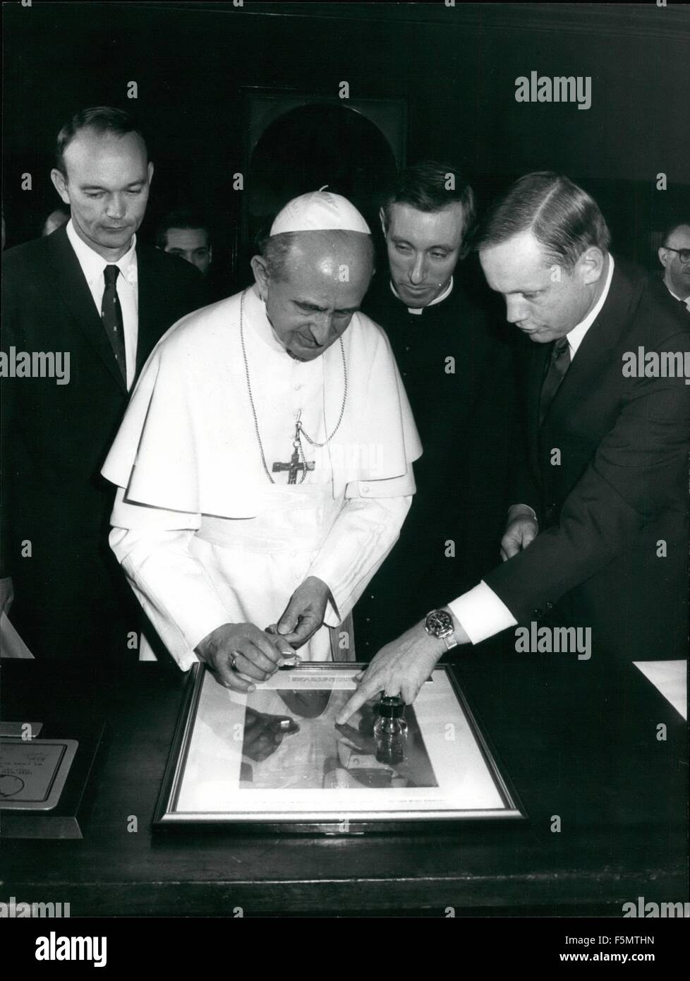 1972 - The visit of the American space-in in role. Noil Arstrong, Edwin Aldrin and Michael Collins. the spacemen of the Apollo XI have been received by the pope Paul VI, in Vatican. photo shows Pope Paul Vi watching a lens the moon's Map. © Keystone Pictures USA/ZUMAPRESS.com/Alamy Live News Stock Photo