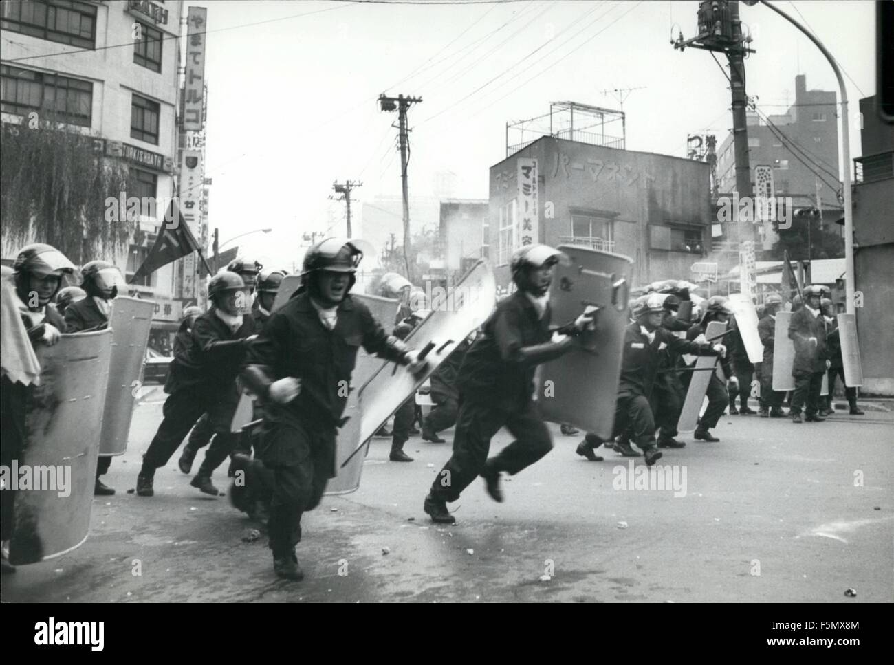 1980-riots-in-tokyo-over-okinawa-reversion-japanese-radical-students-F5MX8M.jpg