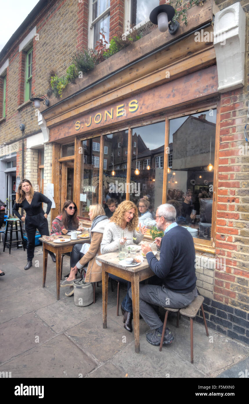 columbia road market  people eating outside London  exterior cafe Stock Photo