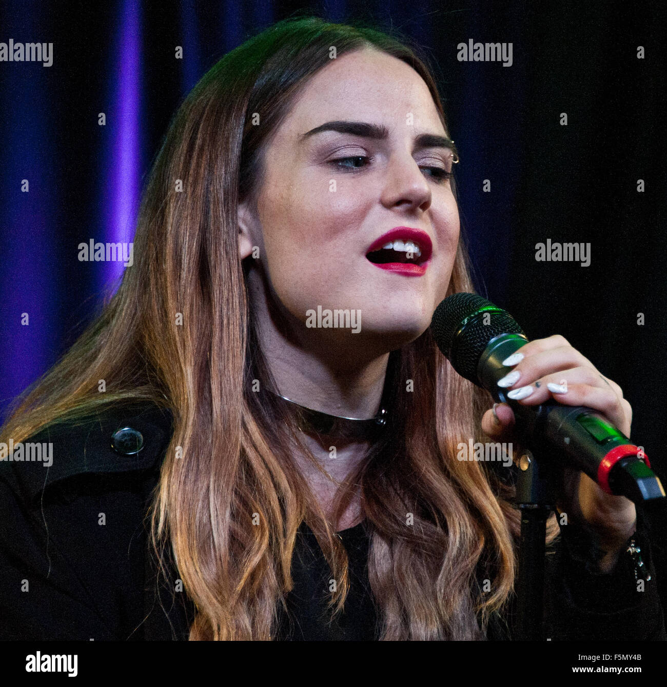 Singer JoJo poses with fans outside of Katsuya restaurant in Hollywood Los  Angeles, California - 16.08.11 Stock Photo - Alamy