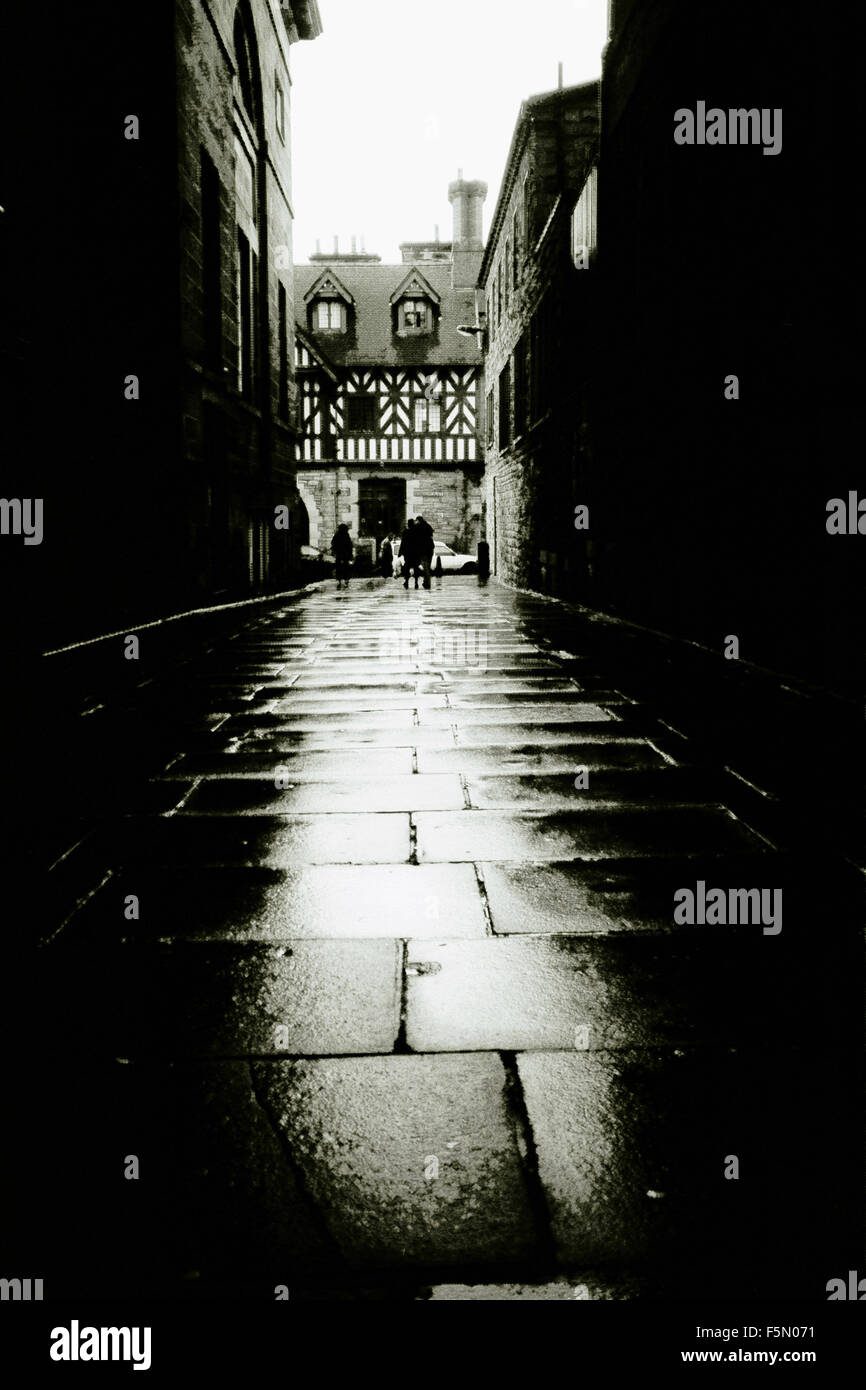 Aug 19, 2003; Edinburgh, SCOTLAND, UK; Alleyway in Edinburgh's so-called Newtown which is 150 yrs old to 200 yrs old. Many parts of the city date back 3 or 4 centuries including the castle and the Royal Mile. Edinburgh is famous for the Fringe Festival every summer, its New Year Celebrations and of course Scotch Whisky. © Ruaridh Stewart/ZUMAPRESS.com/Alamy Live News Stock Photo
