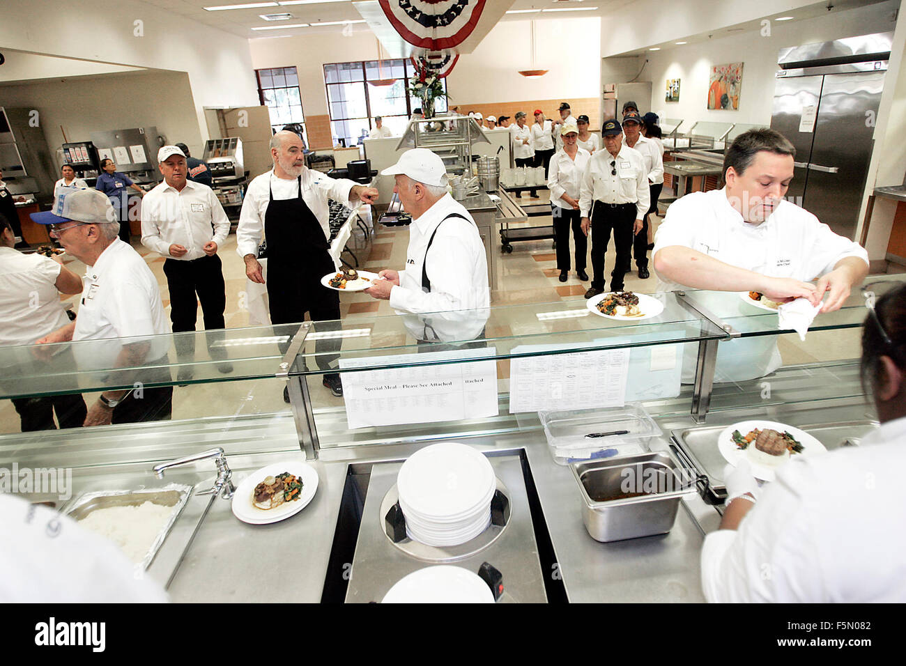 https://c8.alamy.com/comp/F5N082/yountville-ca-usa-4th-nov-2015-chef-kevin-miller-right-of-the-vintage-F5N082.jpg