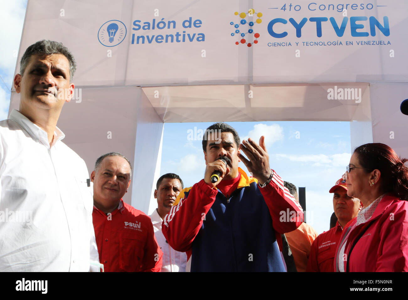 Maturin, Venezuela. 6th Nov, 2015. Photo provided by Venezuela's Presidency shows Venezuelan President Nicolas Maduro (C) addressing the awarding ceremony of the National Science, Technology and Innovation Awards 2015 in Maturin City of Monagas State, Venezuela, Nov. 6, 2015. © Venezuela's Presidency/Xinhua/Alamy Live News Stock Photo