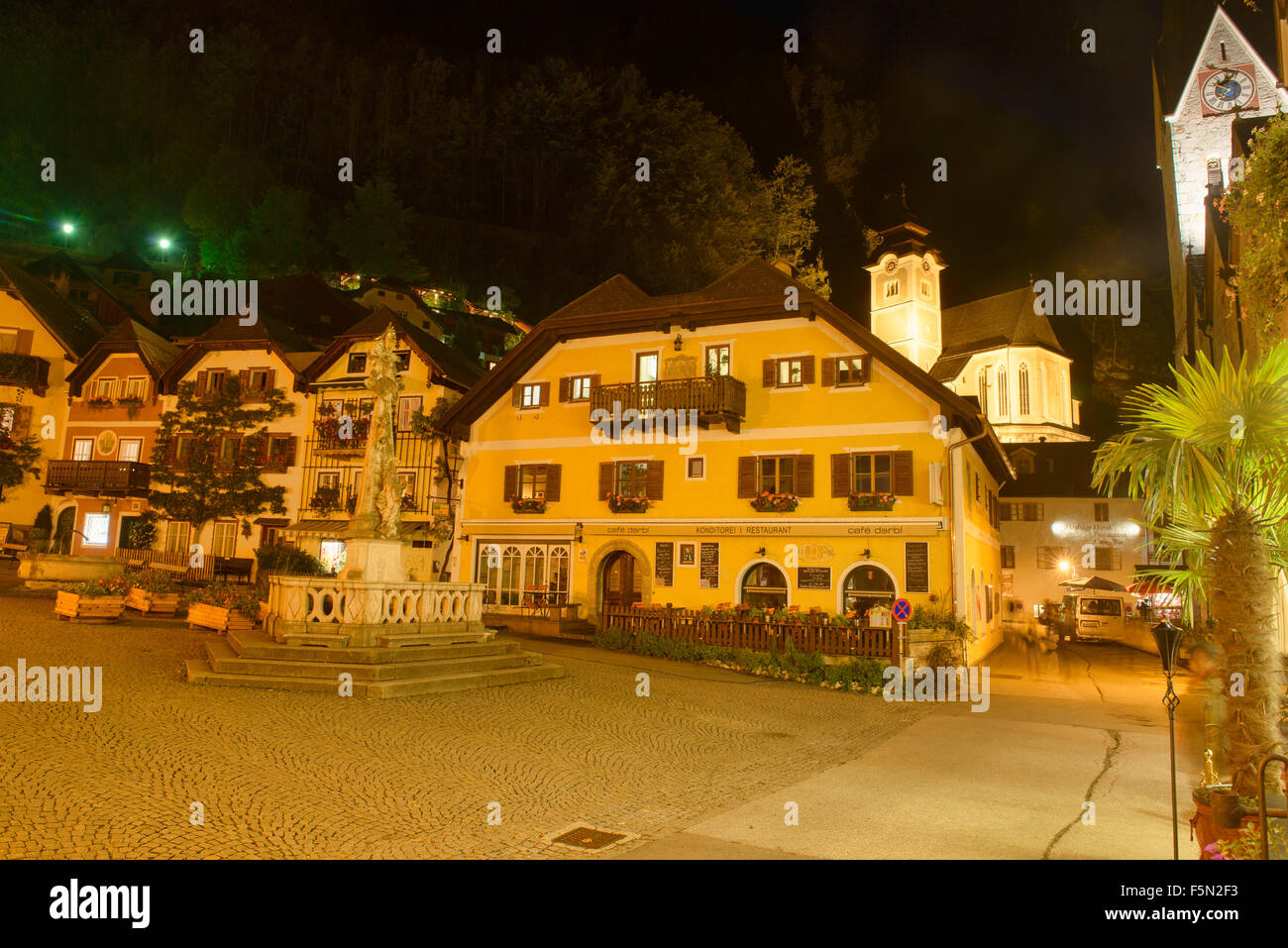Marktplatz village square at night in Hallstatt, Salzkammergut, Austria Stock Photo